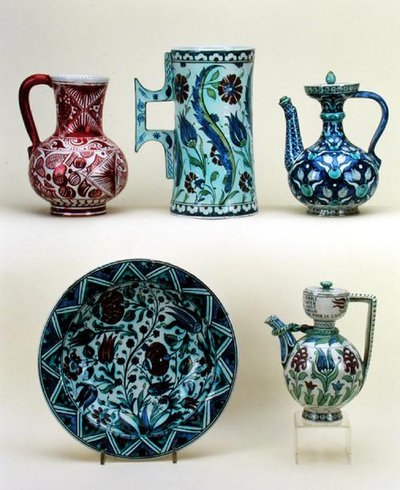 Em cima, L-R: Jarro; Grande Tankard; Cafeteira Oriental; Em baixo, L-R: Carregador; Cafeteira Oriental, toda maiolica de Cantagalli Factory, c.1890 (barro) de Italian School
