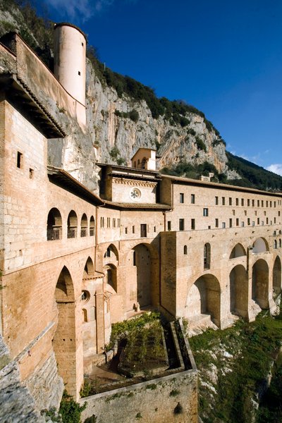 Vista do Mosteiro de São Benedetto (Sacro Speco) construído a partir do século XII, Subiaco (Roma), Itália de Italian School