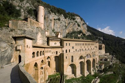 Vista do Mosteiro de São Benedetto (Sacro Speco) construído a partir do século XII, Subiaco (Roma), Itália de Italian School