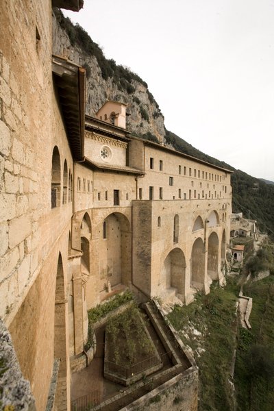 Vista do Mosteiro de São Benedetto (Sacro Speco) construído a partir do século XII, Subiaco (Roma), Itália de Italian School