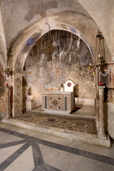 Vista do presbitério da Igreja Alta com o altar principal em estilo cosmatesco. Século XIII. Mosteiro de São Benedetto (Sacro Speco), Subiaco (Roma), Itália de Italian School