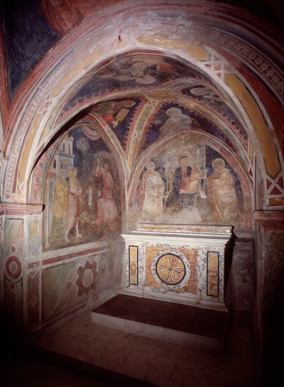 Vista do presbitério da igreja superior com o altar em estilo cosmatesco de Italian School