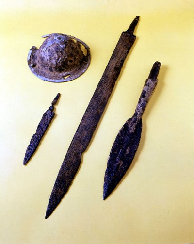 Armas de um guerreiro Lombard: guarda-chuva, punhal, espada e ponta de lança. Museu de Cividale del Friuli. de Italian School
