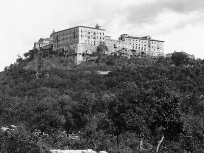 Vista geral do exterior da abadia em Monastery Hill de Italian School Italian School