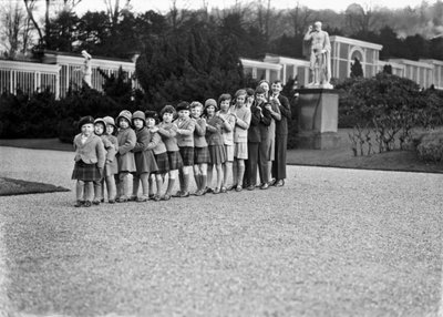 Grupo familiar Cavendish de 16 netos nos jardins de Chatsworth, Derbyshire, 1930 de JR Board