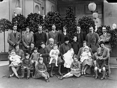 O 9º Duque de Devonshire com seus filhos e netos em Chatsworth, Natal de 1925 de JR Board