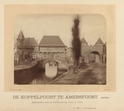 O Koppelpoort em Amersfoort (lado da cidade) (título sobre o objecto) de J.W. Wentzel