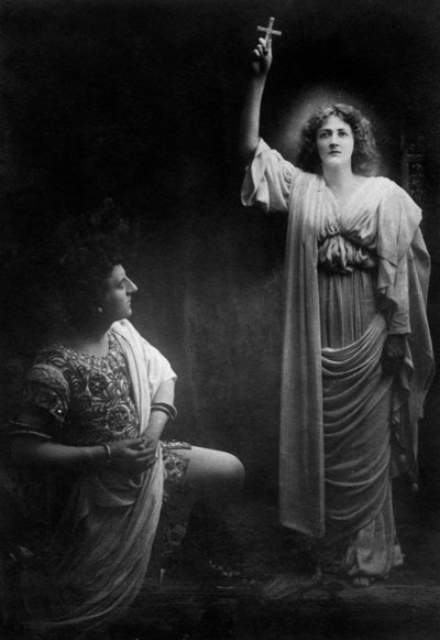 Cena do sinal da cruz, 1903. de J. Beagles and Co.