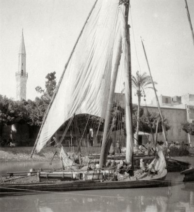 No canal Mahmoudiyah, Alexandria, Egito, século 20 de J. Dearden Holmes