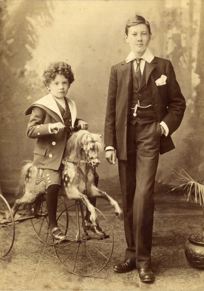 Menino jovem, ligado, seu, cavalo, montado, como, um, triciclo, seu, irmão mais velho, ao lado, 1880s, (albumen, impressão) de J. H. Killick