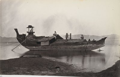 Vista de uma viga de um laung-zat ou barco de arroz atracado na margem do rio Irrawaddy de J. Jackson