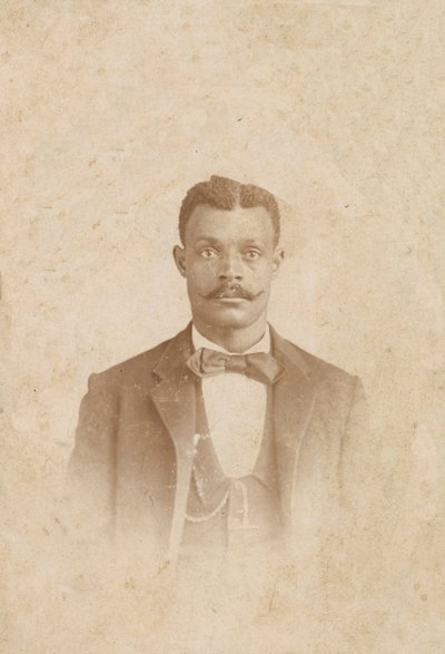 Fotografia de um homem de terno, colete e gravata, 1880 - 1900. de J. W. Taylor