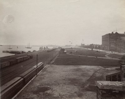 Vista para sul da Michigan Avenue a partir do lado oeste dos trilhos da Illinois Central Railroad, Chicago, c.1890 de J. W. Taylor