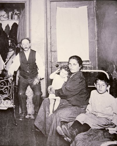 Família imigrante, Lower East Side, New York City, c.1910 (foto a p/b) de Jacob August Riis