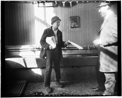 Retrato de um vendedor de jornais entregando um papel a um homem em que apperas é um banheiro no Duane Street Lodging House de Jacob August Riis