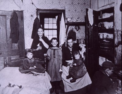 Moradia em favela, Nova Iorque c.1905 (foto a p/b) de Jacob August Riis