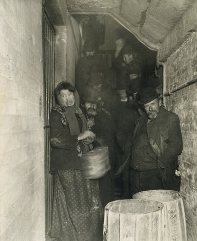 Esperando para entrar na estação da Mulberry Street de Jacob August Riis