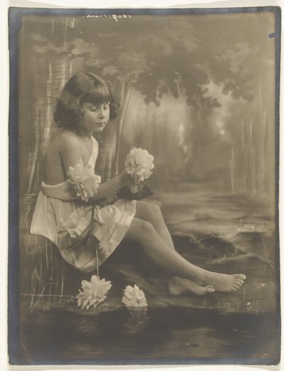 Retrato de rapariga descalça segurando um ramo de flores de Jacob Merkelbach