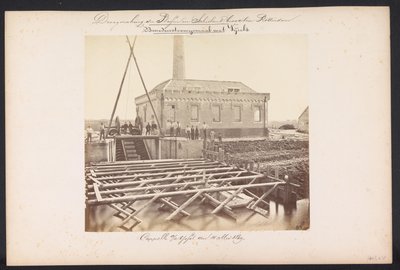 Abaixo da Estação de Bombeamento a Vapor com Vijzels / Capelle aan den IJssel den 14 de maio de 1869 (título no objeto) Recuperação dos Lagos em Schieland leste de Rotterdam (título da série no objeto) de Jacobus van Gorkom jr.