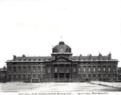 Fachada e cúpula da École Militaire, construída entre 1751 e 1773 de Jacques Ange Gabriel