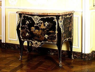 Cômoda estilo Luís XV, 1723-74 (madeira lacada) de Jacques Dubois