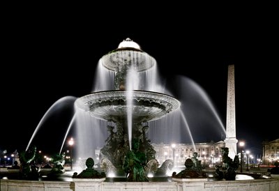 Vista da fonte feita por Jacques Ignace Hittorff e do obelisco da Place de la Concorde em Paris. de Jacques Ignace Hittorff