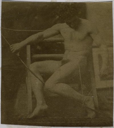 Estudo de um modelo nu masculino, sentado num degrau, visto de frente com uma corda e uma vénia no colo, no estúdio de Jacques de Lalaing de Jacques Lalaing (attributed to)