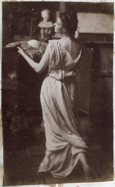 Estudo de uma modelo feminina em drapejamento, vista por trás, no estúdio de Jacques de Lalaing de Jacques Lalaing (attributed to)