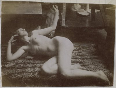 Estudo de uma modelo nua feminina, deitada sobre pele de tigre, no estúdio de Jacques de Lalaing de Jacques Lalaing (attributed to)