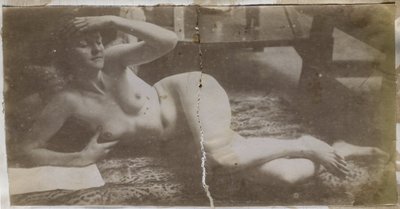 Estudo de uma modelo nua feminina, deitada sobre pele de tigre, no estúdio de Jacques de Lalaing de Jacques Lalaing (attributed to)