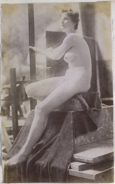 Estudo de uma modelo feminina nua, sentada no palco e vista obliquamente de lado, no estúdio de Jacques de Lalaing, estudo preliminar para a pedra tumular Fernand Scribe no cemitério de Gand de Jacques Lalaing (attributed to)