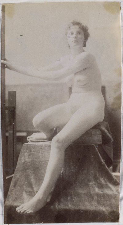 Estudo de uma modelo feminina nua, sentada no palco e vista de frente, no estúdio de Jacques de Lalaing, estudo preliminar para a pedra tumular Fernand Scribe no cemitério de Gand de Jacques Lalaing (attributed to)