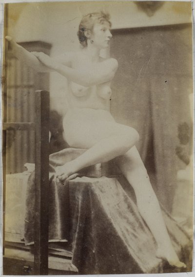Estudo de uma modelo feminina nua, sentada no palco junto ao cavalete e vista de frente, no estúdio de Jacques de Lalaing, estudo preliminar para o túmulo de Fernand Scribe no cemitério de Gand de Jacques Lalaing (attributed to)