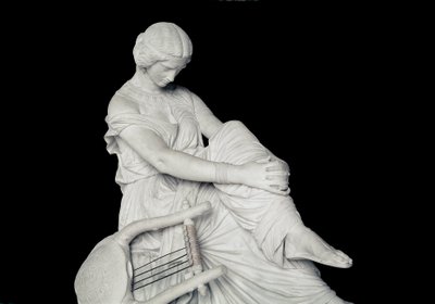 Sapho (ou Sappho, século VII a.C.), poeta grego da Antiguidade. Escultura em mármore de James Pradier (1790-1852) de James Pradier