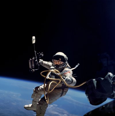 Ed White realiza a primeira caminhada espacial nos EUA, 1965. de James A McDivitt