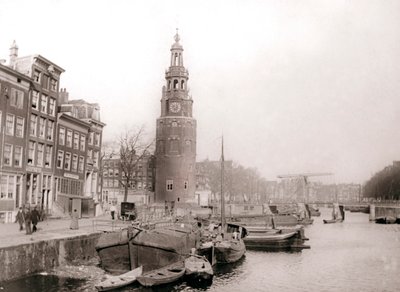 Barcaças no canal em frente ao Montelbaanstoren, Amsterdã, 1898. de James Batkin