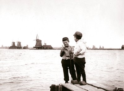 Meninos por um canal, Laandam, Holanda, 1898. de James Batkin