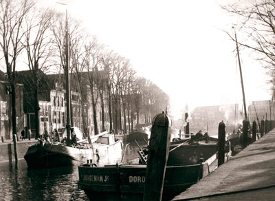 Barcos de canal, Dordrecht, Holanda, 1898. de James Batkin