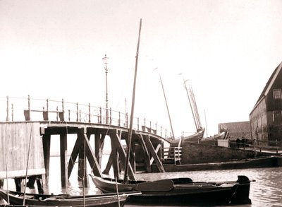 Barcos de canal, ilha de Marken, Holanda, 1898 de James Batkin
