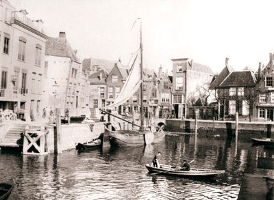 Jarda do canal, Dordrecht, Holanda, 1898. de James Batkin