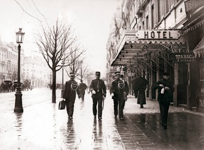 Guardas na rua, Bruxelas, 1898. de James Batkin
