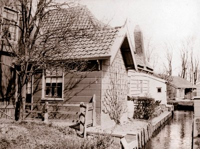 Casa em um banco de canal, Broek, Holanda, 1898. de James Batkin