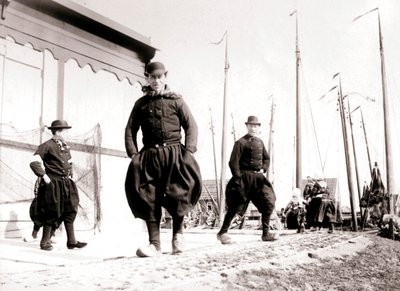Homens em trajes tradicionais, Ilha Marken, Holanda, 1898 de James Batkin