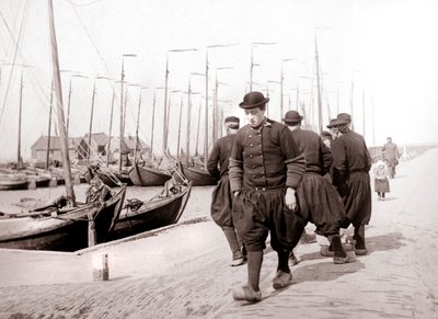 Homens em trajes tradicionais, Ilha Marken, Holanda, 1898 de James Batkin