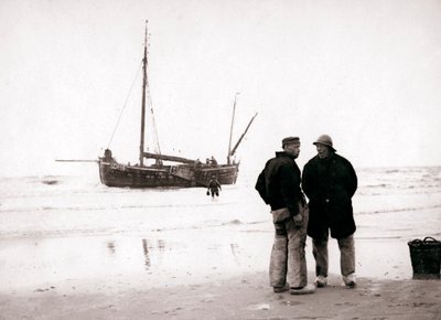 Homens na praia, Scheveningen, Holanda, 1898. de James Batkin