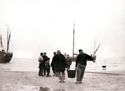 Homens na praia, Scheveningen, Holanda, 1898. de James Batkin