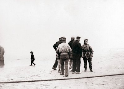 Homens na praia, Scheveningen, Holanda, 1898. de James Batkin