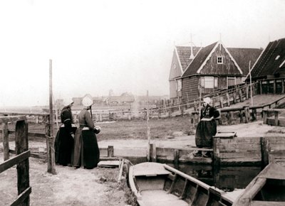 Mulheres em trajes tradicionais, Ilha Marken, Holanda, 1898 de James Batkin