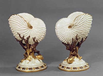 Par de vasos de Worcester em forma de conchas de Nautilus, 1880 porcelana de James Hadley