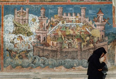 Um fresco retrata o dia em que Contantinopla caiu nas mãos dos otomanos. Bucovina, Roménia. de James L Stanfield